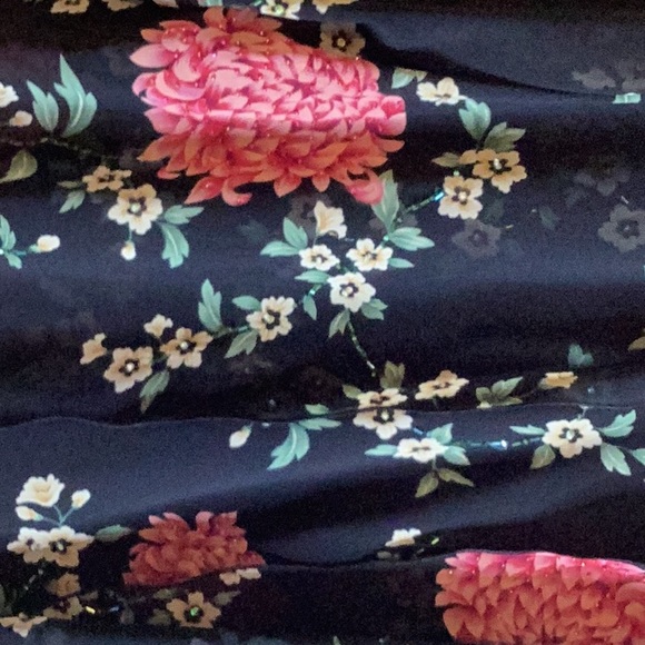 Gorgeous two piece Studio I dainty top with matching jacket for day or evening. - Picture 11 of 12